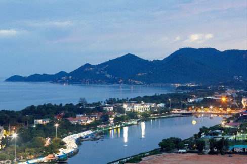 Tombée de la nuit sur la station balnéaire de Chaweng sur l'île de Koh Samui
