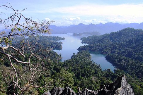 Vue aérienne sur le lac Chiew larn