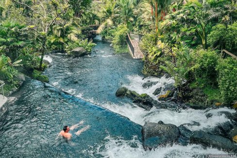 Se baigner dans une source thermale au Costa Rica