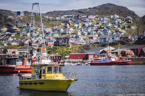 Bateau-taxi dans le port de Qaqortoq dans le sud de l'île