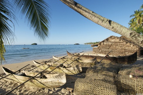 Bateaux de pêcheurs et nasses sur une plage malgache
