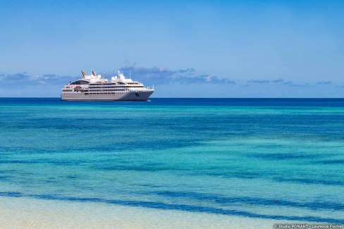 Vue du bateau de croisière PONANT depuis l'île Alphonse aux Seychelles