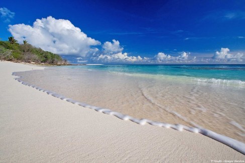 Plage de rêve sur la côte Est de Bird Island aux Seychelles