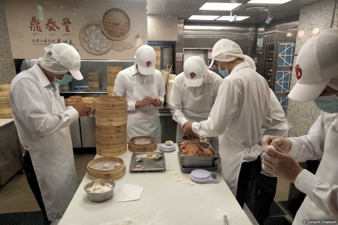 Fabrication de bouchées vapeur dans un restaurant de Taipei