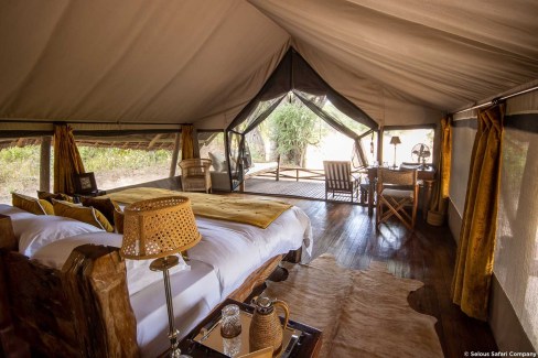 Aménagement d'une tente de luxe pour un safari intimiste en Tanzanie