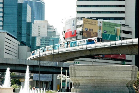 Métro aérien traversant le quartier de Silom