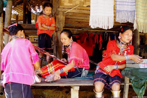 Femmes Karens, l'une des tribus des collines en Thaïlande du Nord