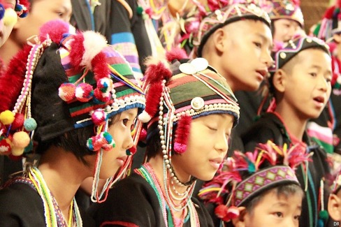 Enfants des tribus des collines dans le Nord de la Thaïlande